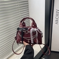 Borsa Boston bordeaux in pelle verniciata con catene e fiocchi decorativi - Rosso