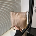 Sac à bandoulière ethnique en cuir beige avec de longues franges décoratives élégantes - Kaki