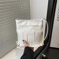 Petit sac bandoulière blanc en cuir PU avec de longues franges et une fine bandoulière - Blanc