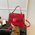 Rote Handtasche mit Krokodilstruktur, Schultergurt und minimalistischem Vintage-Design - Rot