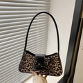 Borsa a spalla leopardata in velluto con patta in vernice nera e fiocco - Nero