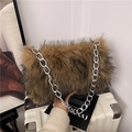 Braune Kunstfell Schultertasche mit grober silberner Metallkette für Damen - Khaki