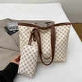 Modische beige Tragetasche mit braunem Blumenmuster und passender kleiner Reißverschlusstasche - Weiß