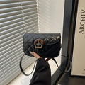 Mini borsa trapuntata nera con fibbia effetto legno vintage e tracolla a catena - Nero