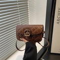 Mini borsa a tracolla marrone trapuntata con fibbia rotonda e catena in pelle - Marrone