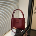 Borsa a secchiello bordeaux in pelle opaca con manico e tracolla regolabile - Rosso