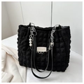 Zwarte geplooide bubble tote bag met zilveren ketting, parel en wafeltextuur afwerking - Zwart