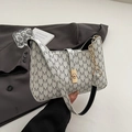 Borsa sottobraccio bianca con motivo M grigio e chiusura dorata, design elegante del 2025 - Bianco