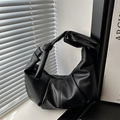 Sac hobo noir en demi-lune avec plis, bandoulière nouée et finition en similicuir grainé - Noir