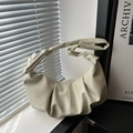 Sac nuage plissé blanc crème en similicuir texturé avec bandoulière à nœud élégante - Beige