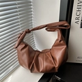 Sac bandoulière croissant plissé marron foncé avec texture cuir litchi et nœud décoratif - Marron