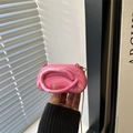Mini borsa a tracolla con texture in acrilico marmo rosa e catena dorata - Rosa