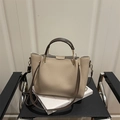 Bolso tipo cubo en cuero beige granulado con asas marrones y detalles dorados - Caqui