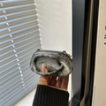 Mini borsa a tracolla in acrilico con trama marmo grigio e catena dorata - Grigio