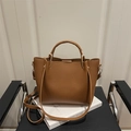 Bolso de mano marrón en cuero granulado con remaches dorados y correa ajustable elegante - Marrón