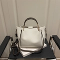 Sac seau blanc avec motif litchi, anses marron et boucles dorées élégantes - Blanc