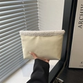 Borsa a mano minimalista beige in ecopelle con bordo in pelliccia sintetica bianca e manico - Bianco