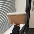 Elegante pochette in ecopelle cammello con bordo in finto montone bianco a mano - Kaki