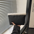 Pochette minimalista nera con bordo in pelliccia di pecora bianca e finitura peluche - Nero
