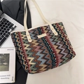 Bolso de punto bohemio con diseño zigzag, correas de cuero y patrones geométricos - Blanco