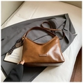 Détail d'un sac cabas vintage marron avec foulard en soie et plaque métallique de mode - Avec Pendentif / Marron
