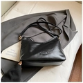 Détail du sac porté épaule noir brillant avec plaque mode et finitions dorées - Avec Pendentif / Noir