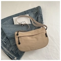Khaki Nylon-Umhängetasche in Halbmondform mit Reißverschluss und Stoffschultergurt - Khaki