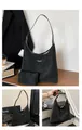 Tres vistas de un bolso hobo de cuero negro con un pequeño monedero a juego - Juego de bolsos de hombro / Negro