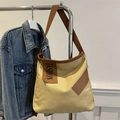 Détail du sac fourre-tout beige en toile avec patch en cuir et bandoulière réglable - Kaki