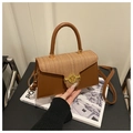 Sac bandoulière marron en patchwork tissé avec boucle métallique dorée en M chic - Marron