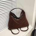 Grand sac cabas en daim marron avec lanières en cuir et boucle métallique élégante - Marron