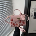 Borsa a mano rosa con stampa ciliegie, fibbia dorata e tracolla regolabile elegante - Rosa