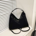 Grand sac cabas en daim noir avec poignées en cuir et détails métalliques en lumière naturelle - Noir