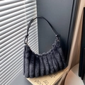 Sac bandoulière en fausse fourrure gris foncé avec rayures plissées et bandoulière nouée - Noir