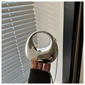 Detail van zilveren spiegelende metalen clutch met rond handvat en dunne kettingriem - Zilver