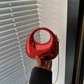 Mini sac croissant rouge brillant avec bandoulière chaîne dorée et poignée intégrée - Rouge