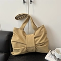 Khaki Nylon-Tragetasche mit Schleifendetail und breitem Schultergurt für den Alltag - Khaki
