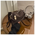 Vue détaillée du sac bandoulière marron foncé en cuir grainé avec fermoir métallique chic - Café