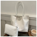 Dettaglio di un set di borse shopper bianche intrecciate con pochette interna - Bianco
