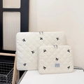 Laptop-Hüllenset in Creme mit gesteppter Schleifenstickerei und Reißverschluss - Groß / Gebrochenes Weiß