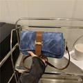 Sac bandoulière rétro en denim bleu foncé avec lanière en cuir brun et boucle H - Bleu foncé