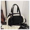 Sac bandoulière en suédine noire avec bordure en peau de mouton et sangle - Noir