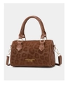 Detalle del bolso tipo cubo de ante con estampado de leopardo y letras doradas de lujo - Marrón