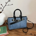 Bolso bandolera de mezclilla azul con asas negras y detalles dorados en estilo minimalista - Azul y Negro