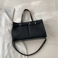 Borsa tote nera con trama twill e fibbia argentata, inclusa tracolla regolabile versatile - Senza Ciondolo / Nero