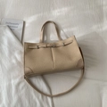 Borsa tote beige intrecciata con finiture in pelle e cintura, esposta con libro - Senza Ciondolo / Bianco Sporco