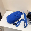 Sac bandoulière bleu en nylon avec double poche zippée et sangle large réglable - Bleu
