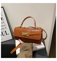 Borsa marrone con trama intrecciata, chiusura a scatto dorata e tracolla regolabile - Marrone
