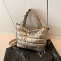 Sac fourre-tout matelassé or champagne au fini métallique chic avec bandoulière - Or