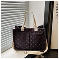 Detailansicht der schwarzen Cord-Tasche mit roten Herzen, Taschen und Trageriemen - Schwarz